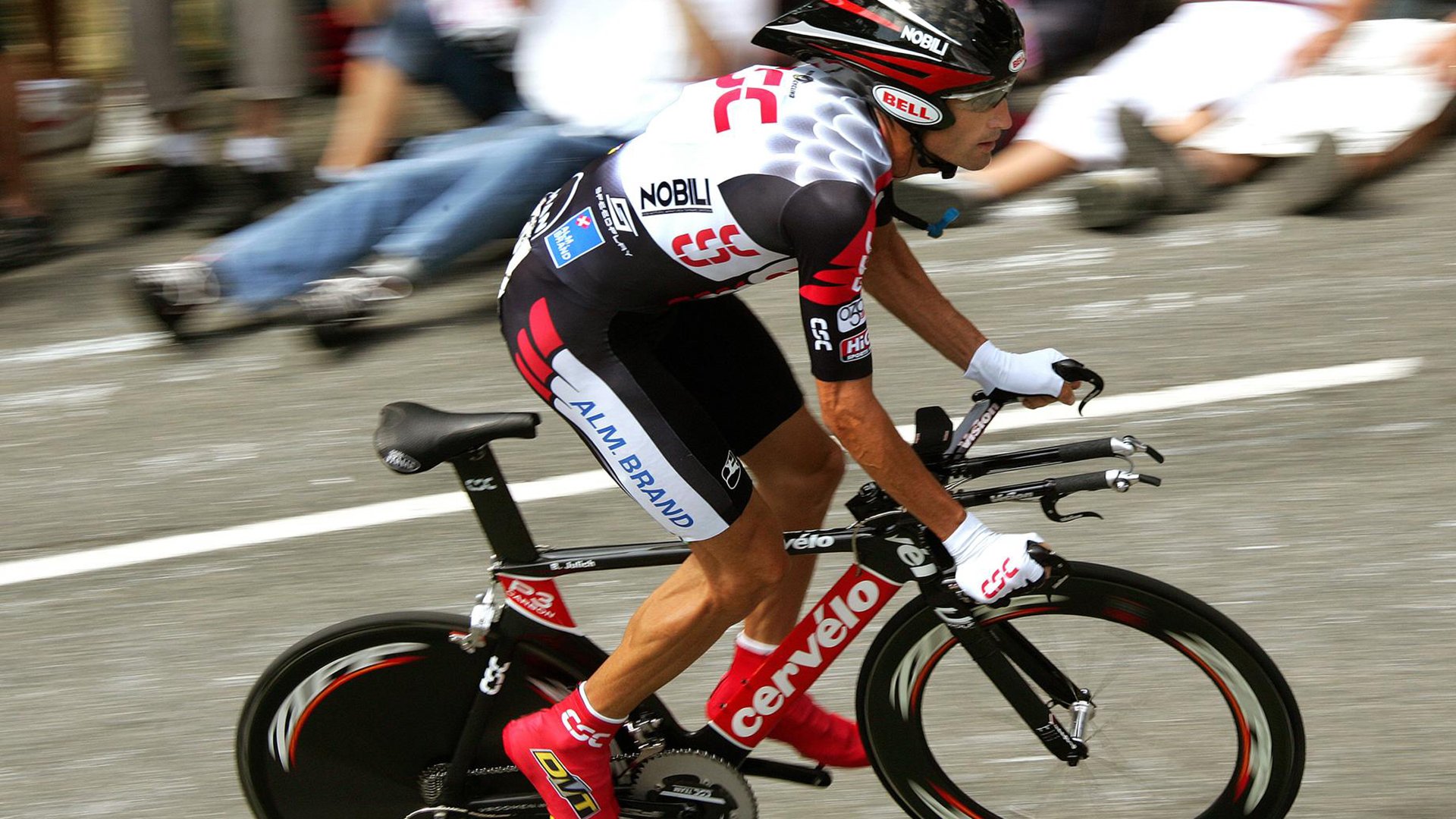 橙潮与闪电,当荷兰足球击败中国,克瓦拉茨赫利亚在F1赛道接管年度争冠